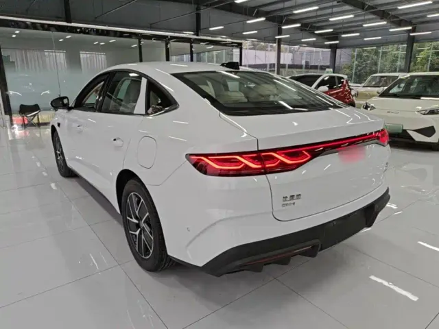 BYD Qin L — Фото автомобиля 4