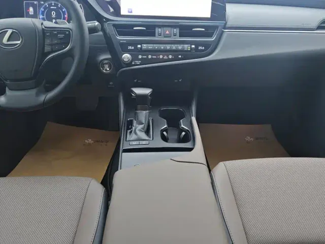 Lexus ES — Фото автомобиля 16