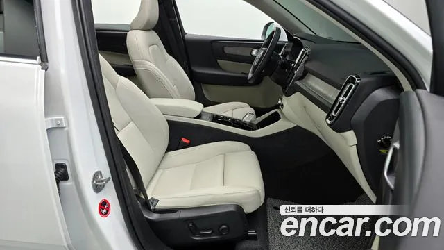 Volvo XC40 — Фото автомобиля 10