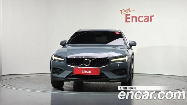 Вольво V60 V60 Cross Country 2 поколение B5 Pro AWD — Фото автомобиля 3