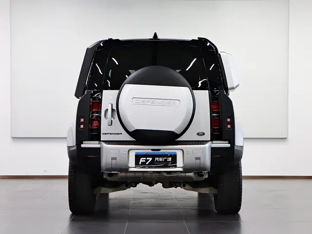 Land Rover Defender — Фото автомобиля 5