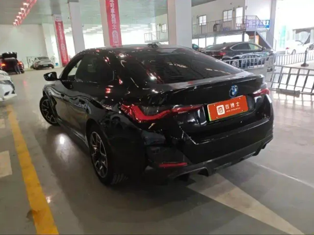 BMW i4 — Фото автомобиля 3