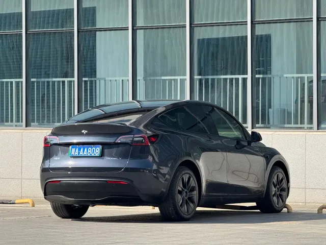 Tesla Model Y — Фото автомобиля 5