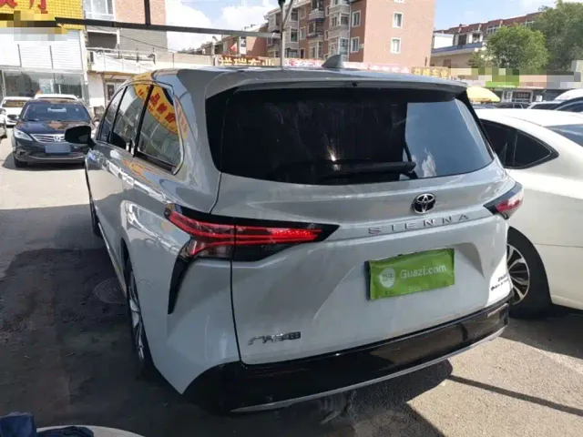 Toyota Sienna — Фото автомобиля 4