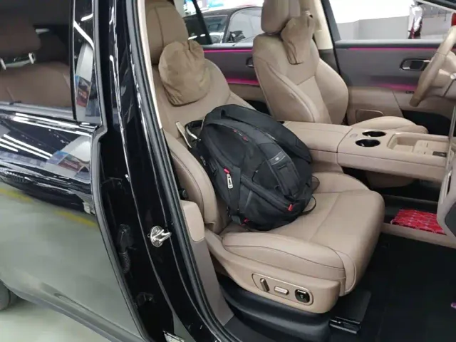 Li Auto i8 — Фото автомобиля 24