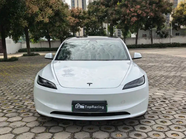 Tesla Model 3 — Фото автомобиля 2