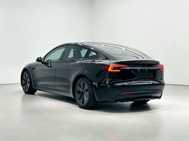 Tesla Model 3 — Фото автомобиля 8