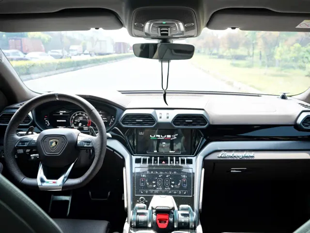 Lamborghini Urus — Фото автомобиля 9