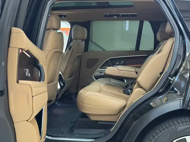 Land Rover Range Rover 2024 3.0 L6 400PS Golden Age Extended 7-Seater — Фото автомобиля 7