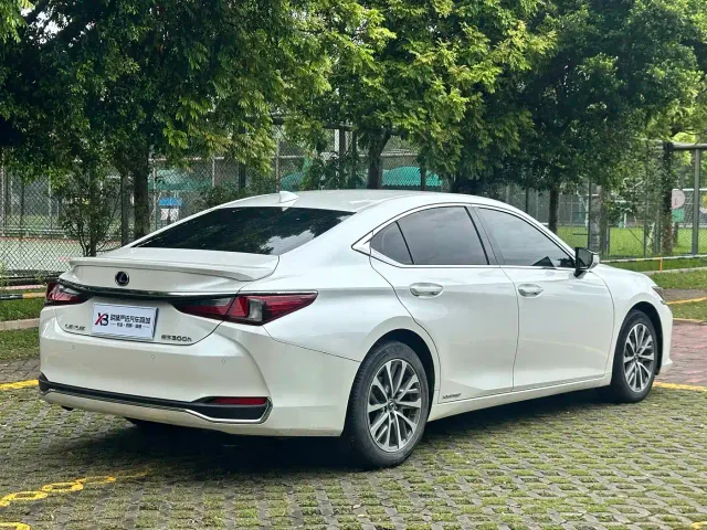 Lexus ES — Фото автомобиля 16