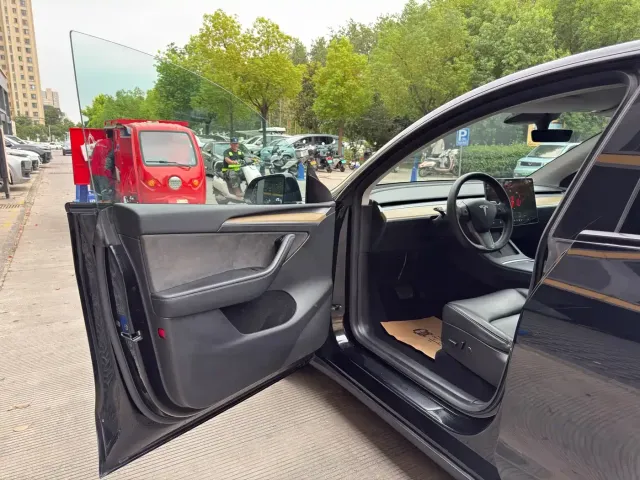 Tesla Model Y — Фото автомобиля 21