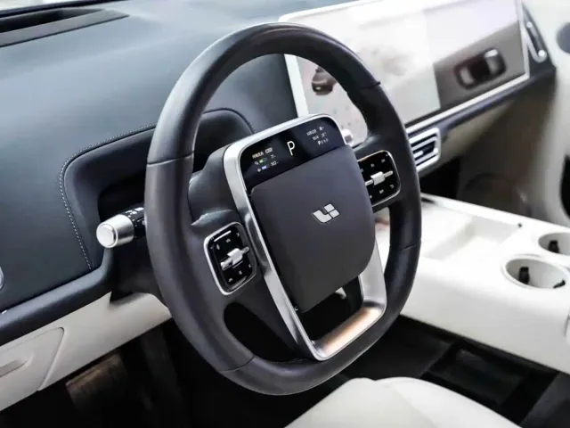 Li Auto L8 — Фото автомобиля 6