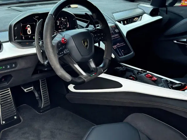 Lamborghini Revuelto — Фото автомобиля 13