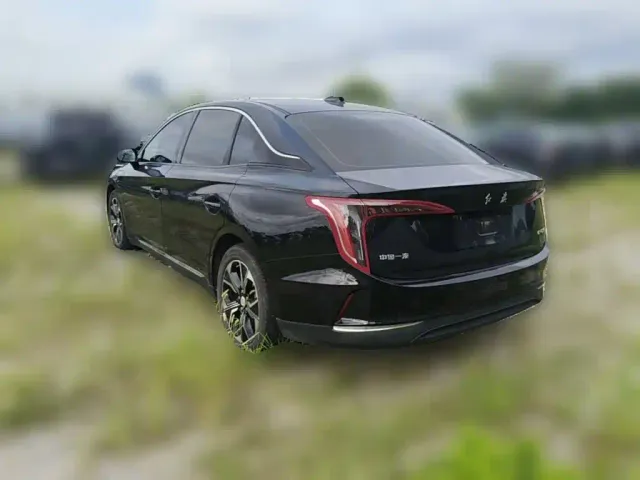 Hongqi E-QM5 — Фото автомобиля 6