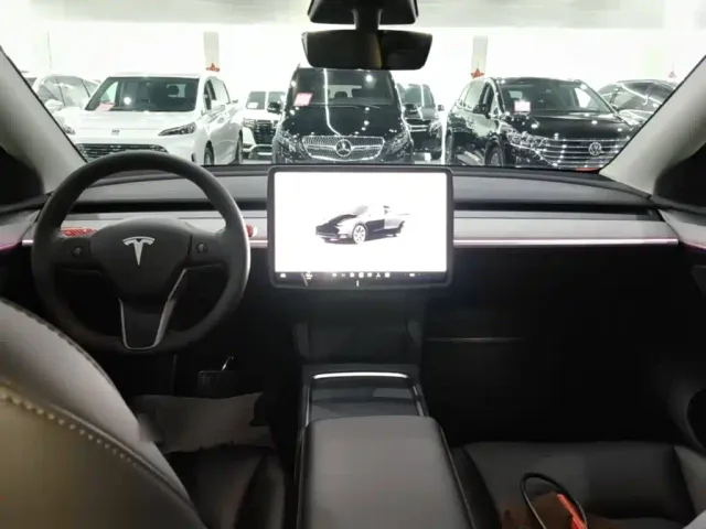 Tesla Model Y — Фото автомобиля 9