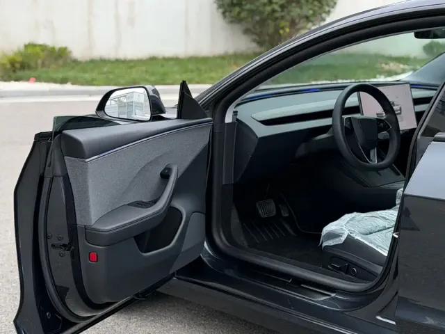 Tesla Model 3 — Фото автомобиля 11