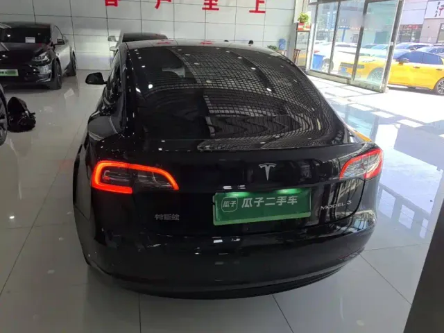 Tesla Model 3 — Фото автомобиля 5