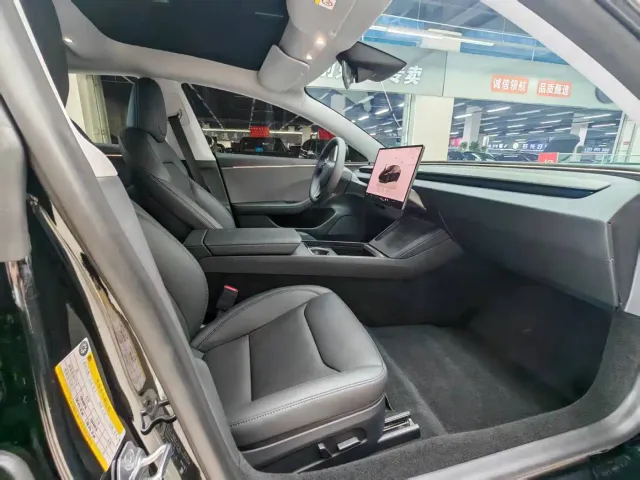 Tesla Model 3 — Фото автомобиля 12