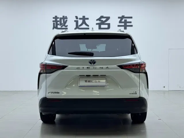 Toyota Sienna — Фото автомобиля 19