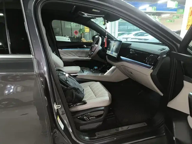 BYD Tang — Фото автомобиля 24