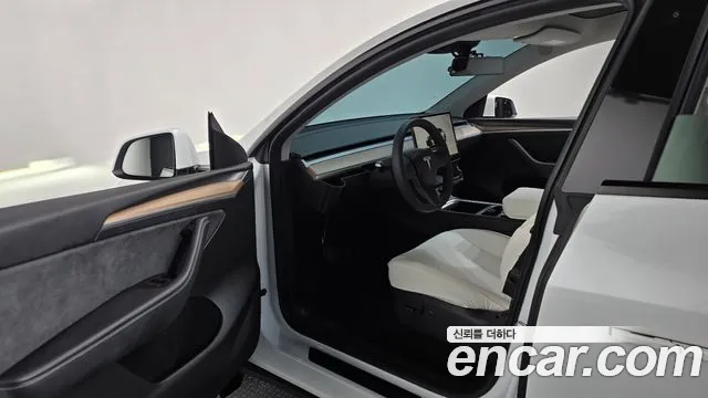 Tesla Model Y — Фото автомобиля 9