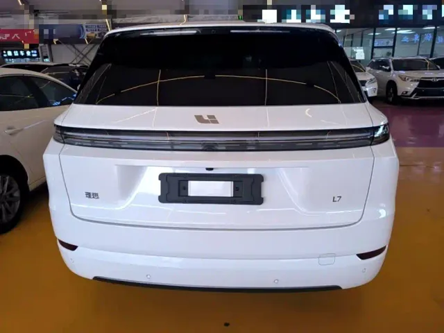 Li Auto L7 — Фото автомобиля 5