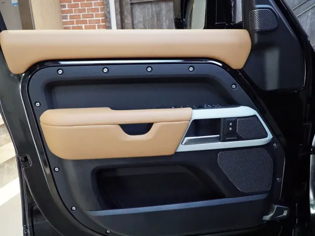Land Rover Defender — Фото автомобиля 11