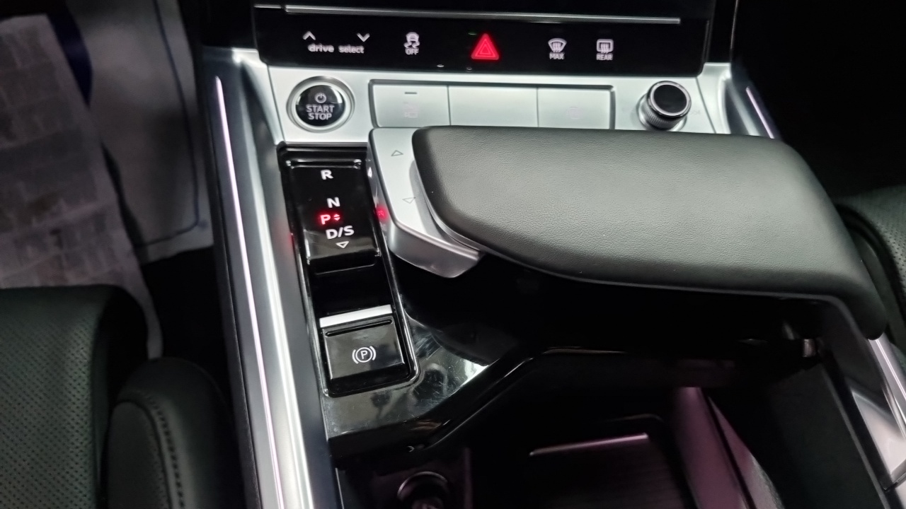 Audi e-tron — Фото автомобиля 9