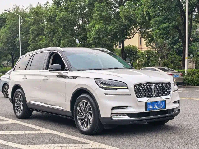 Lincoln Aviator — Фото автомобиля 3