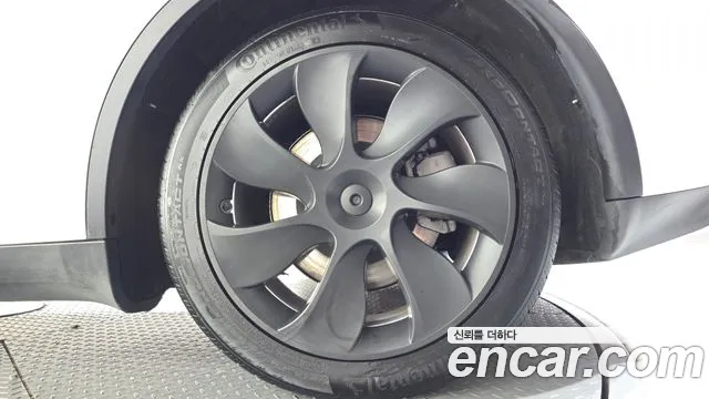 Tesla Model Y — Фото автомобиля 6