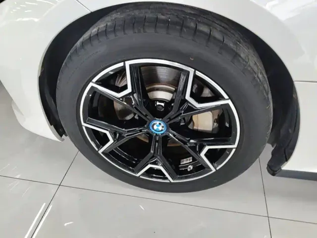 BMW BMW i3 2023 eDrive 40 L Shadowline Package — Фото автомобиля 22