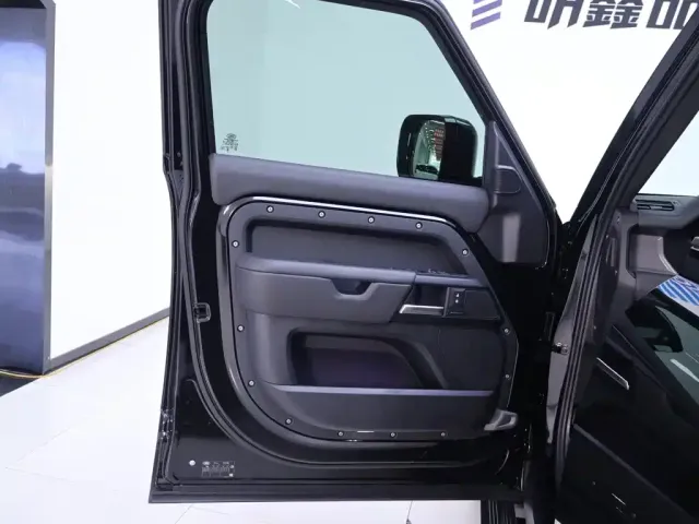 Land Rover Defender — Фото автомобиля 18