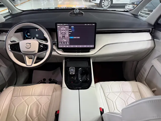 Volvo EM90 — Фото автомобиля 11