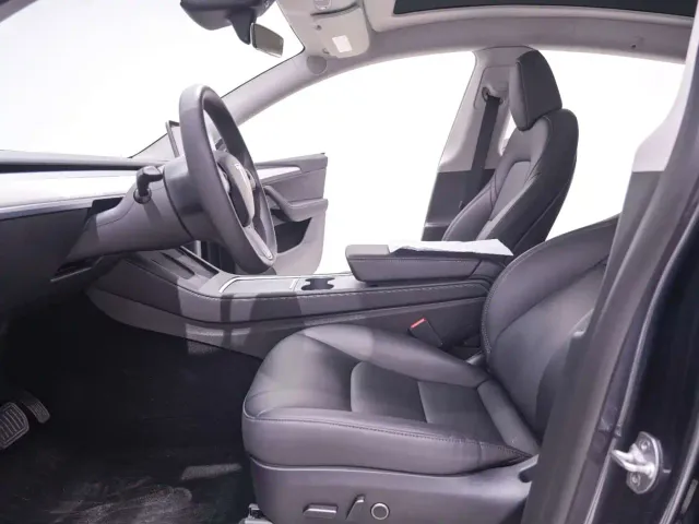 Tesla Model Y — Фото автомобиля 23