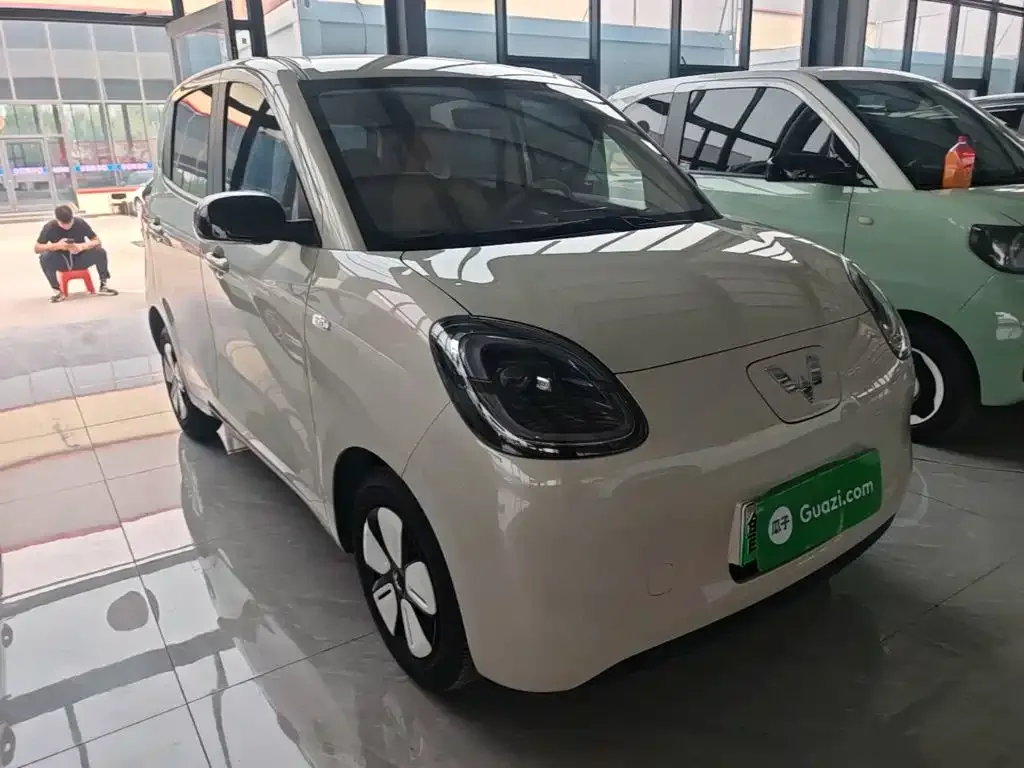 Wuling Motors Hongguang MINIEV 2025 4-Door Premium Edition — Фото автомобиля 3