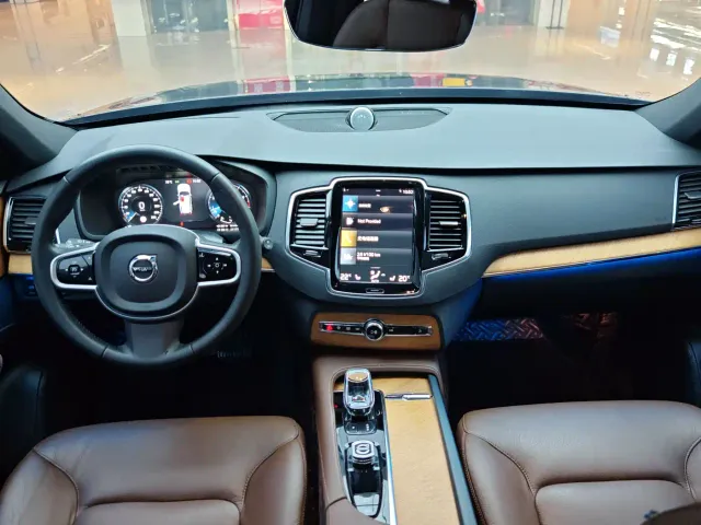 Volvo XC90 — Фото автомобиля 8