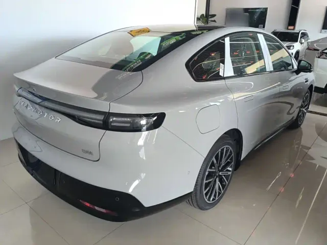 Leapmotor B01 — Фото автомобиля 6