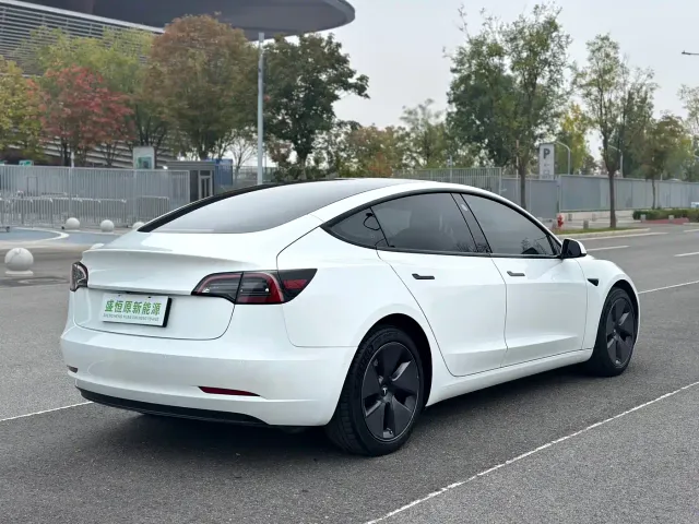 Tesla Model 3 — Фото автомобиля 5