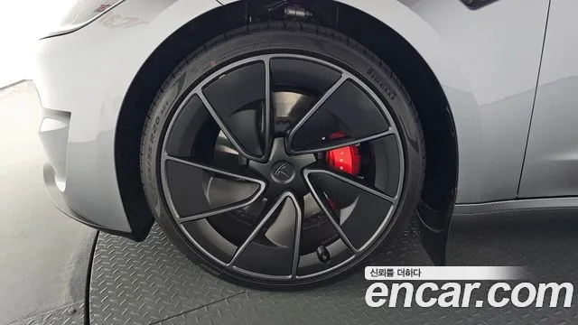 Tesla Model 3 — Фото автомобиля 5