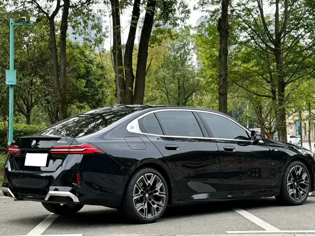 BMW BMW 5 Series 2025 530Li Premium M Sport Package — Фото автомобиля 7