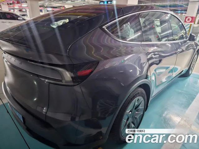 Tesla Model Y — Фото автомобиля 8