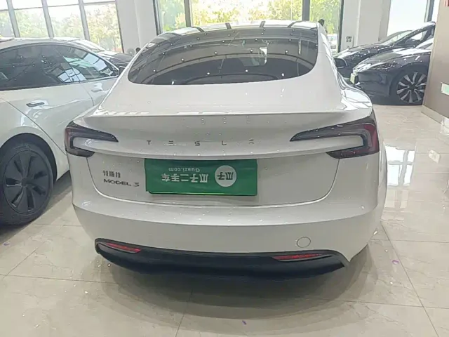 Tesla Model 3 — Фото автомобиля 5