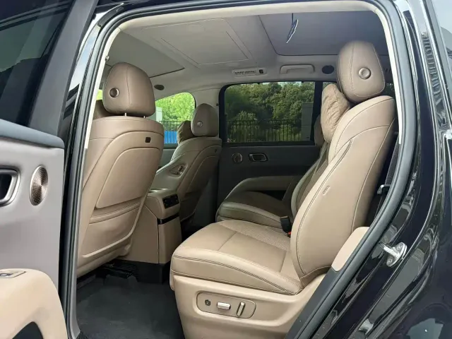 Li Auto i8 — Фото автомобиля 6