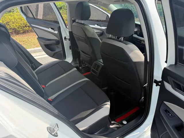 Volkswagen Golf — Фото автомобиля 12