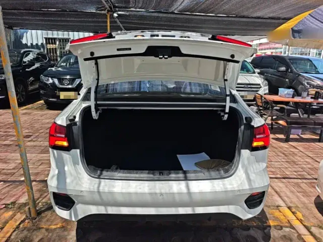 Roewe i5 — Фото автомобиля 18