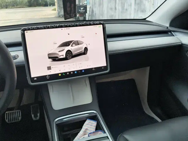 Tesla Model Y — Фото автомобиля 13