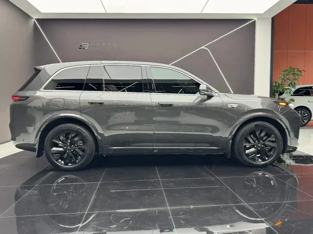 Li Auto L8 — Фото автомобиля 2