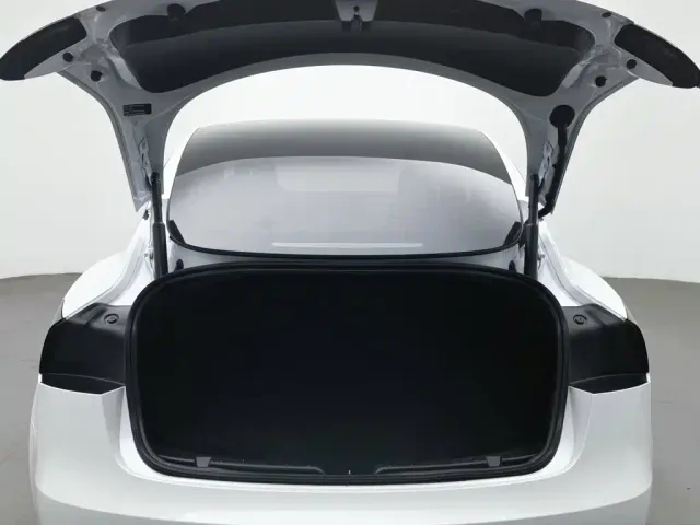 Tesla Model 3 — Фото автомобиля 16