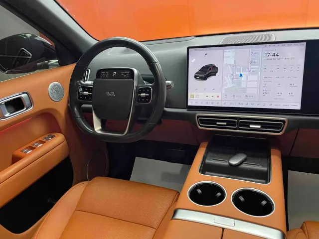 Li Auto L8 — Фото автомобиля 11