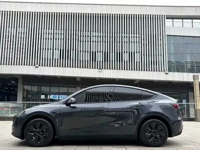 Tesla Model Y — Фото автомобиля 7